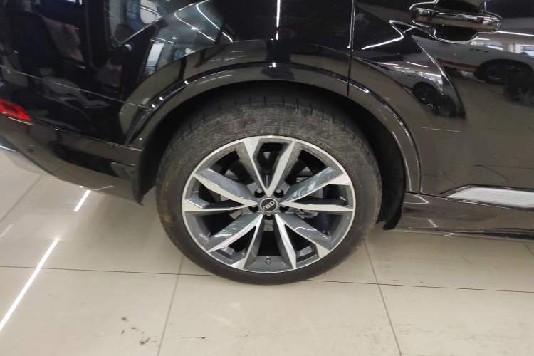 Used Audi Q7 2023 55 TFSI quattro S line Sport Edition Right Rear Wheel Hub