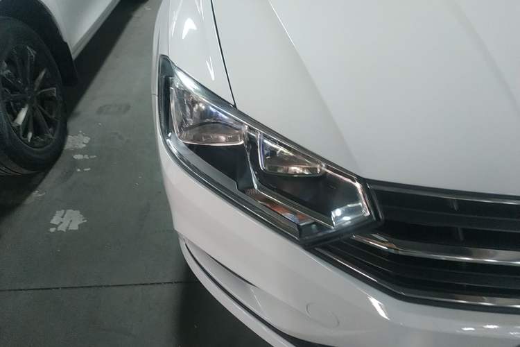 Used Volkswagen Bora 2016 1.6L Automatic Fashion Model Right Front Headlight