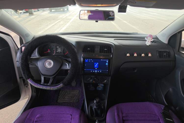 Used Volkswagen Polo 2016 1.4L Manual Fashion Model Center Console