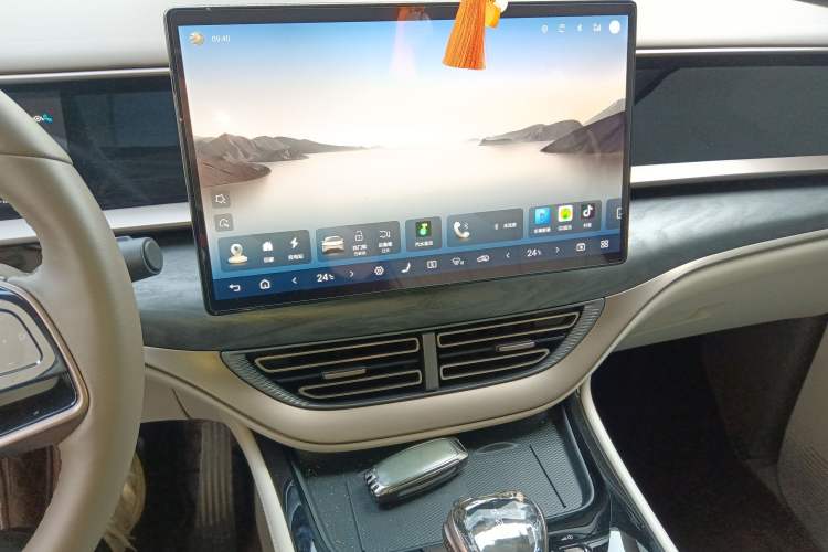 Used Denza D9 2022 DM-i 1040 Prestige Model
