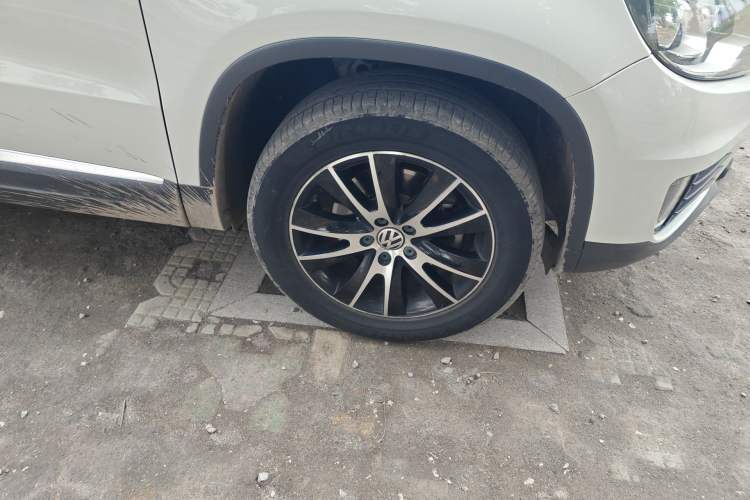 Used Volkswagen Tiguan 2015 1.8TSI Automatic All-Wheel-Drive Luxury Model
