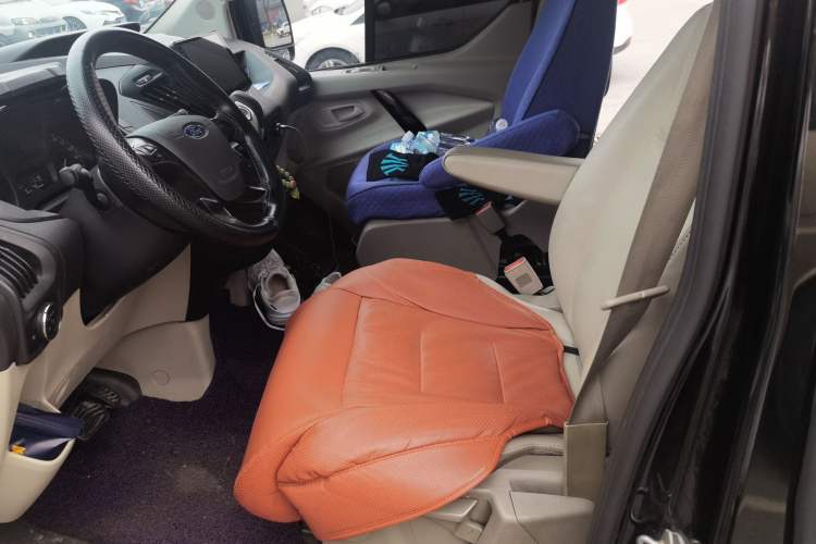 Used Ford Transit 2019 2.0T Gasoline Automatic Business & Travel Short Wheelbase Low-Roof 7-Seater China VI Standard Left Front Seat