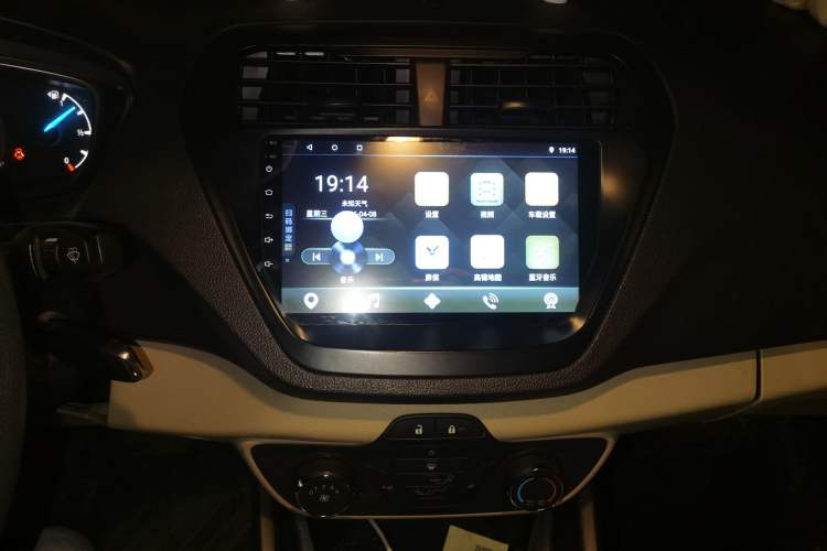 Used Ford Escort 2015 1.5L Automatic Comfort Edition Audio And AC Panel