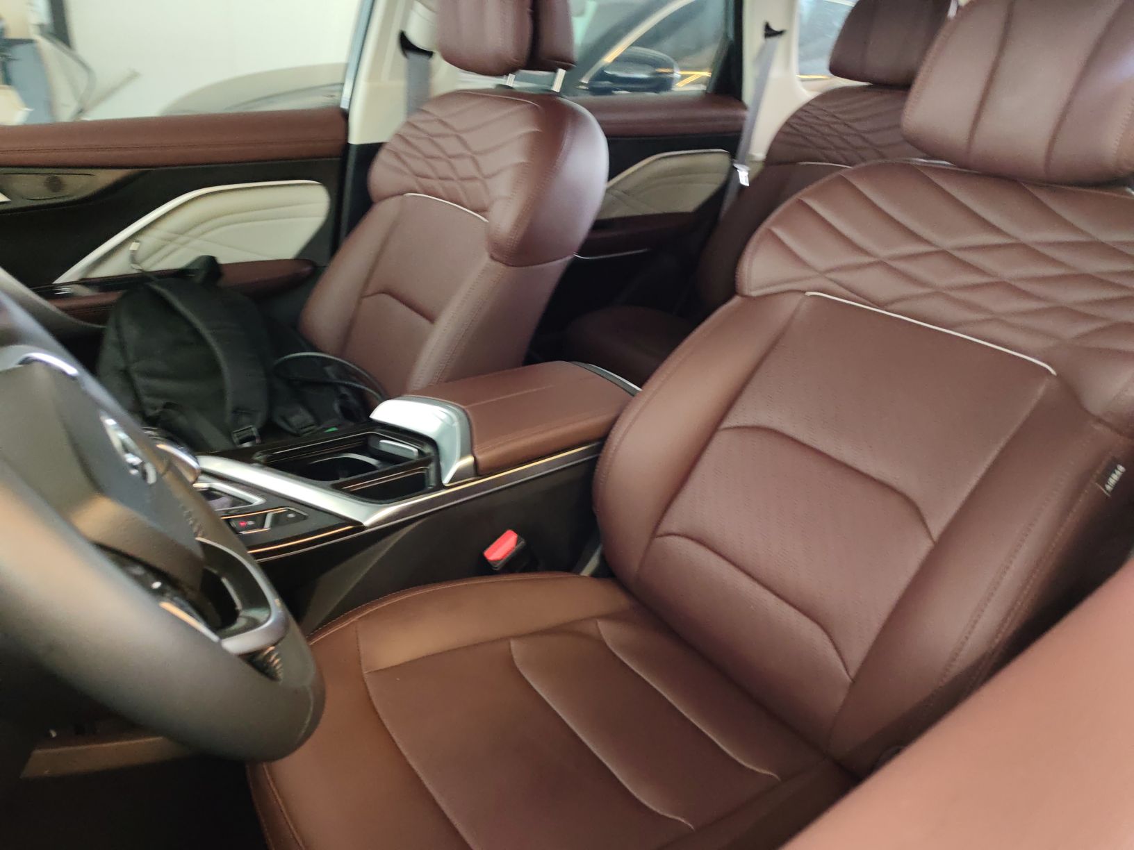 المقاعد الأمامية داخل السيارة