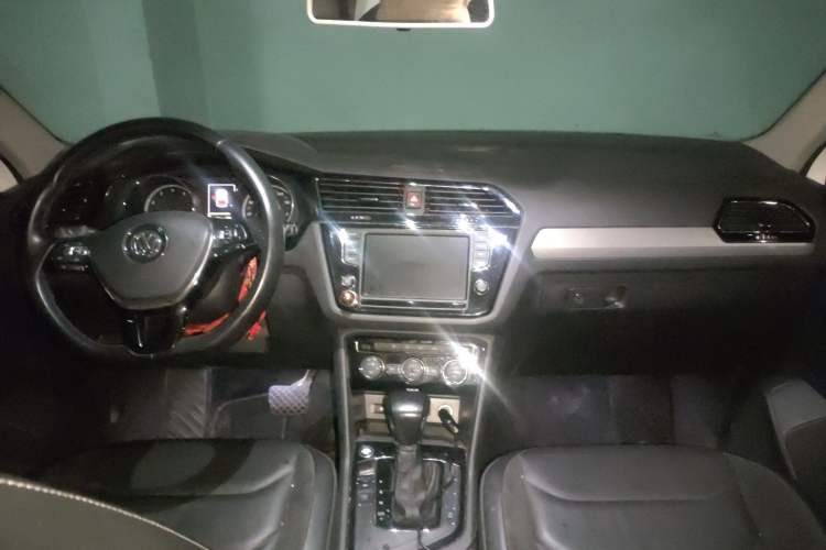 Used Volkswagen Tiguan L 2017 330TSI Automatic Two-Wheel Drive Comfort Edition Center Console