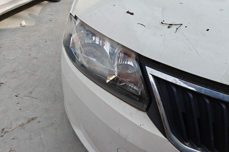 Used Skoda Rapid 2016 1.6L Manual Front-Wheel-Drive Version
