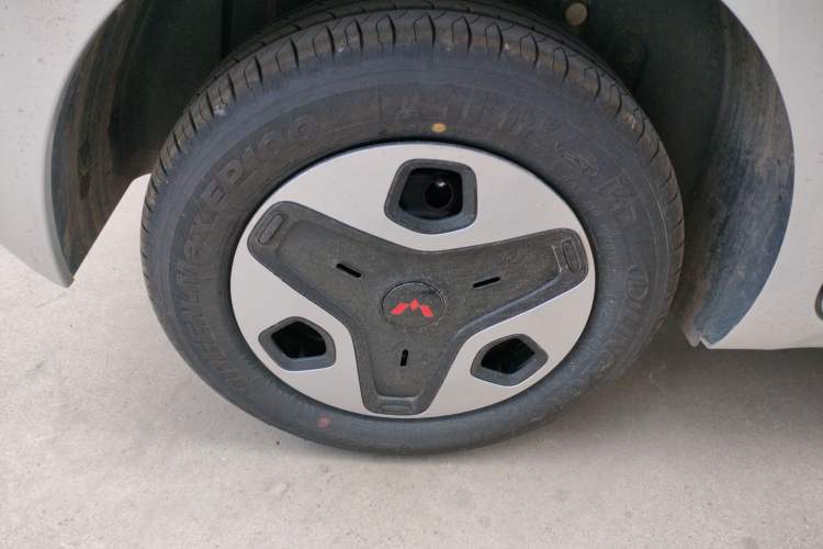 Used Wuling Zhiguang New Energy 2025 Comfort Model Right Rear Wheel Hub