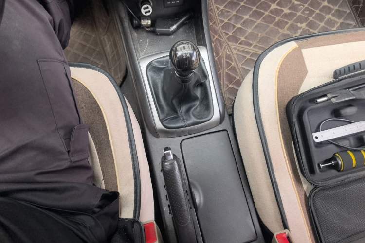 Used Hyundai Celesta 2011 1.6L Manual Comfort Edition Gear Lever