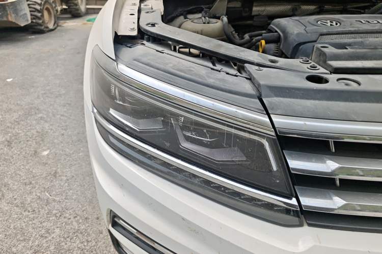 Used Volkswagen Tiguan L 2017 380TSI Automatic All-Wheel-Drive Luxury Edition Right Front Headlight