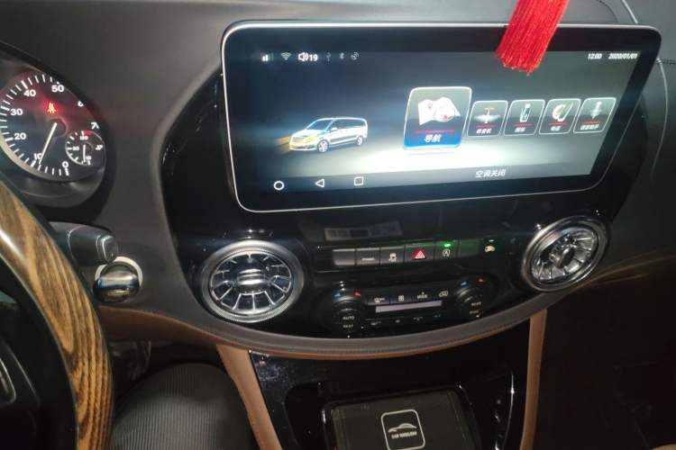 Used Mercedes-Benz Vito 2018 2.0T Elite Version 7 Seats China V Emission Standard Audio And AC Panel