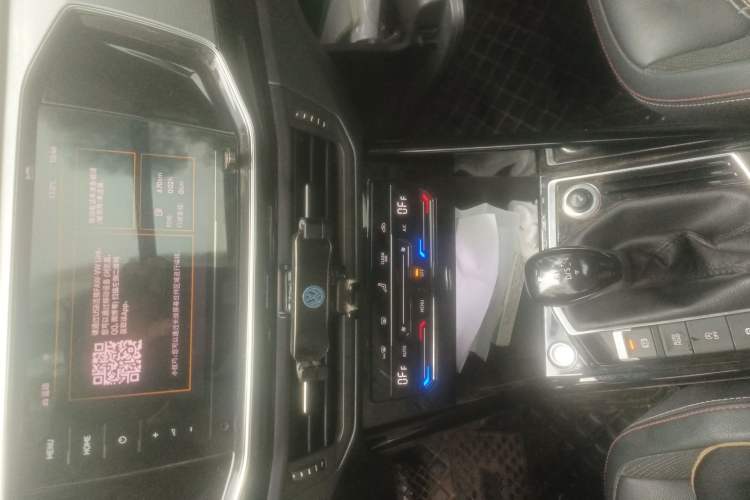 Used Volkswagen Tayron 2020 330TSI Two-Wheel Drive Luxury Smart Connectivity Version Audio And AC Panel