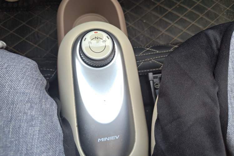 Used Wuling Hongguang MINIEV 2025 Four-Door Version Advanced Edition Gear Lever