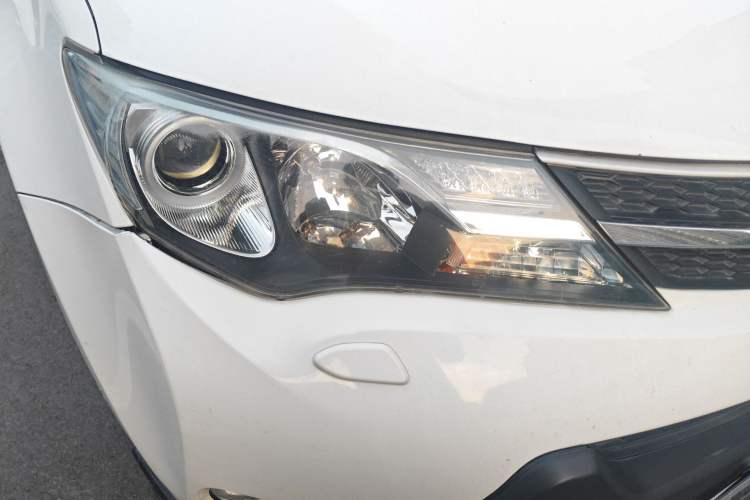 Used Toyota RAV4 2013 2.5L Automatic 4x4 Elite Edition Right Front Headlight