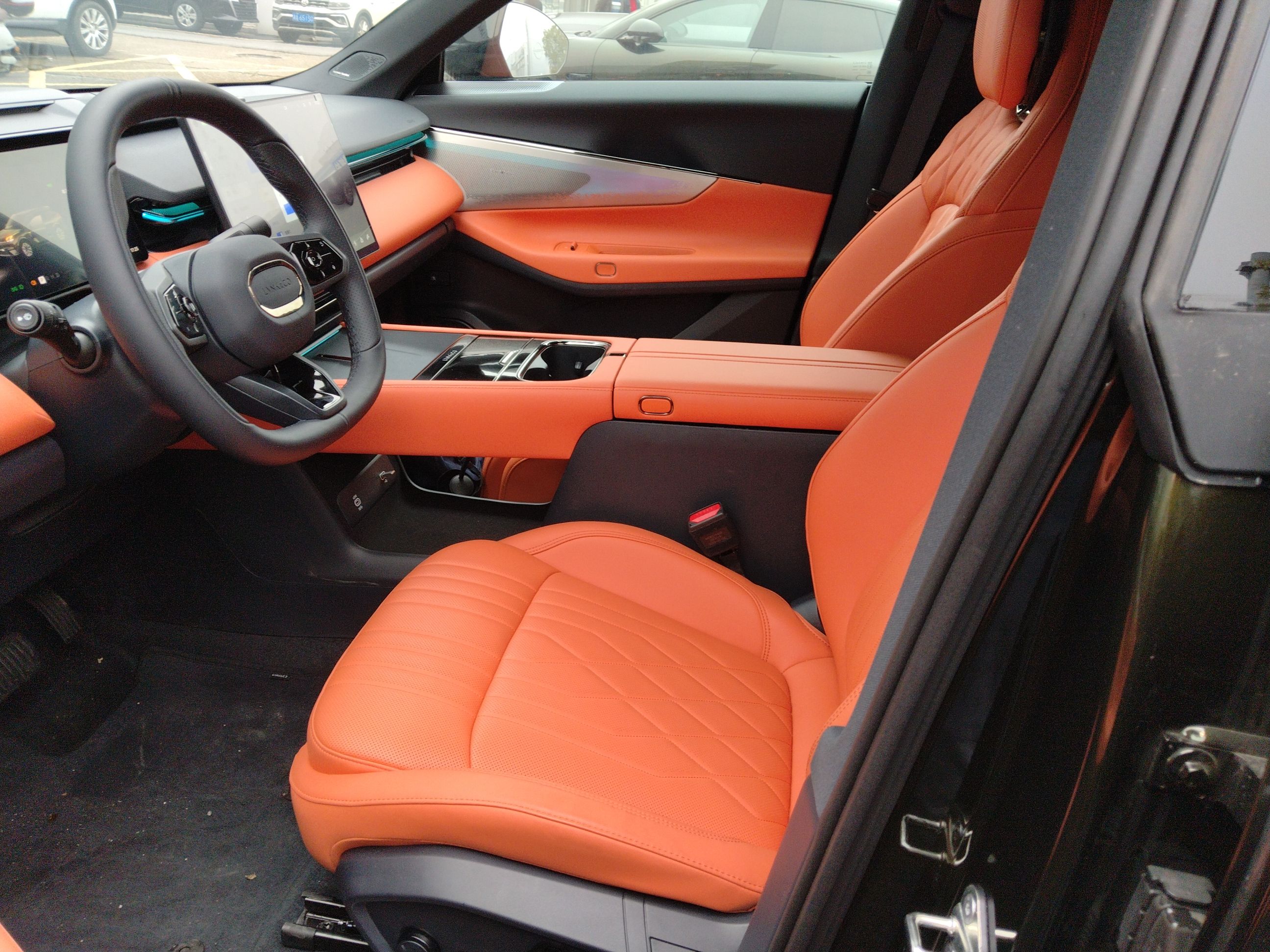 Переднее сиденье в автомобиле