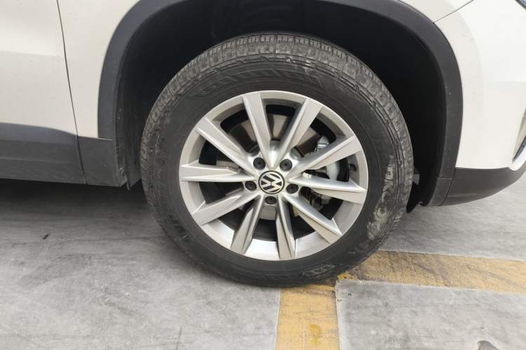 Used Volkswagen Tiguan 2016 280TSI Automatic Two-Wheel Drive Silk Road Comfort Edition Right Front Wheel Hub