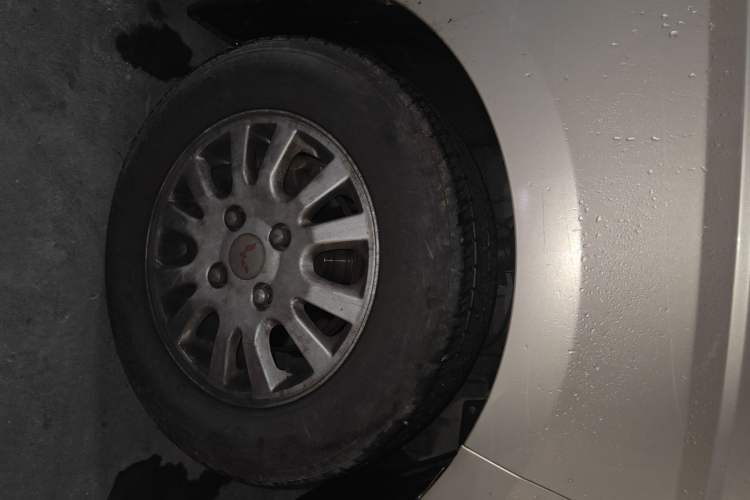 Used Wuling Rongguang V 2018 1.5L Standard Version Right Front Wheel Hub