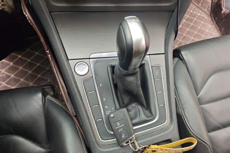 Used Volkswagen Golf 2015 1.4TSI Automatic Luxury Model Gear Lever