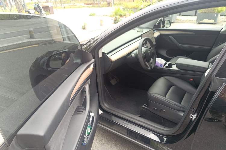 Used Tesla Model Y 2021 Long-Range All-Wheel-Drive Version 3D7
