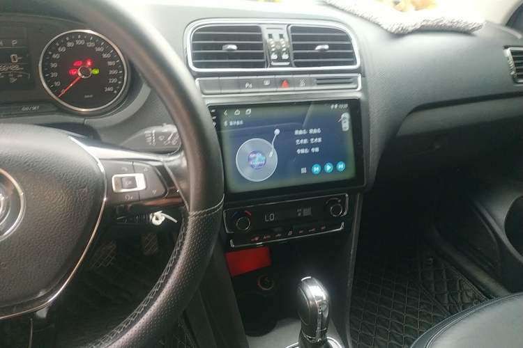 Used Volkswagen Polo 2014 1.6L Automatic Luxury Edition Audio And AC Panel