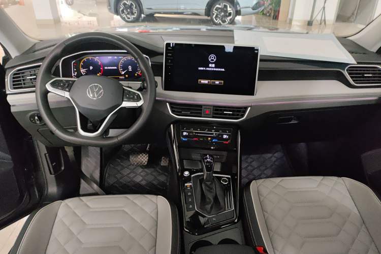 Used Volkswagen Tayron 2023 300TSI Two-Wheel-Drive Luxury Plus Advanced Edition Center Console