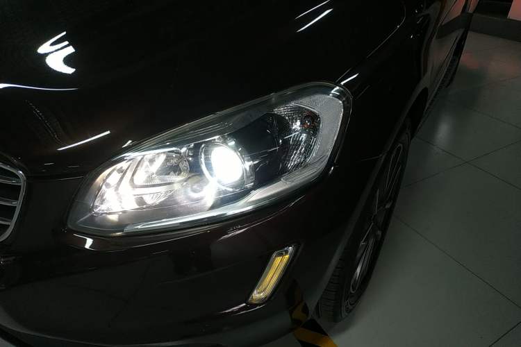 Used Volvo XC60 2017 T5 AWD Smart Upgrade Edition Left Front Headlight