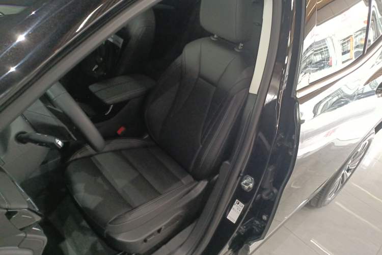 Used Buick Envision 2025 25T Entry-Grade Platinum Edition Left Front Seat