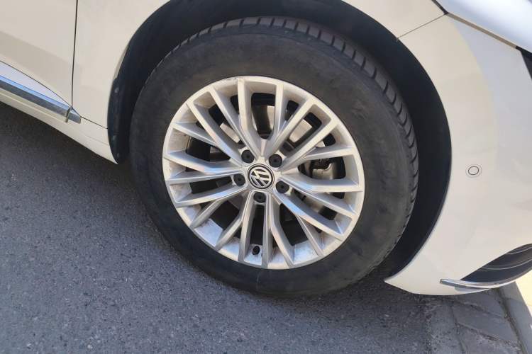Used Volkswagen FAW-Volkswagen CC 2020 330TSI Glamour Edition China VI Standard Right Front Wheel Hub