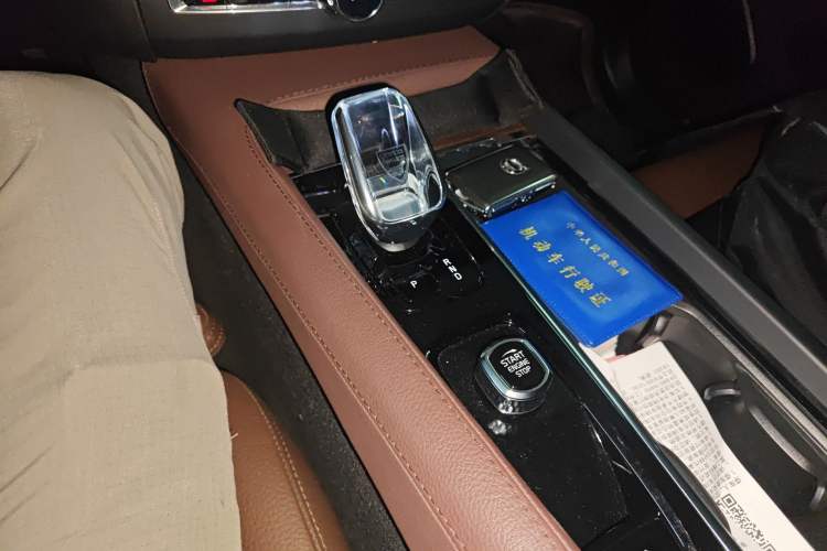 Used Volvo XC60 New Energy 2023 T8 Plug-in Hybrid Long-Range All-Wheel Drive Smart & Dynamic Enjoyment Edition Gear Lever