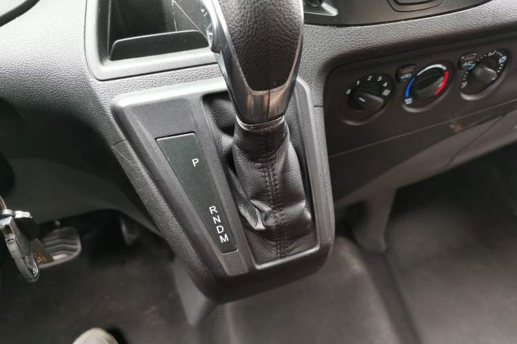 Used Ford Transit 2019 2.0T Gasoline Automatic Multi-Function Commercial Vehicle Short Wheelbase Low Roof 6-Seater China VI Standard