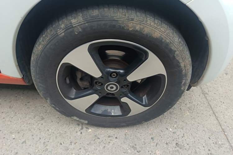 Used smart forfour 2016 1.0L 52 kW Passion Edition Right Front Wheel Hub
