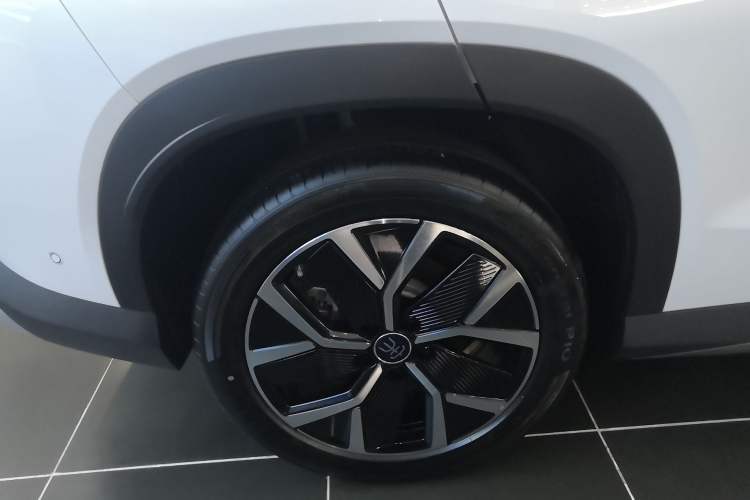 Used BYD Song L DM-i 2025 Intelligent Driving Version 160 km Beyond-Range Type Exterior 5