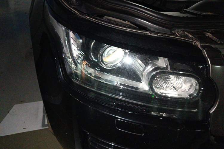 Used Land Rover Range Vogue 2015 3.0 V6 U.S.-Spec Executive Edition Right Front Headlight