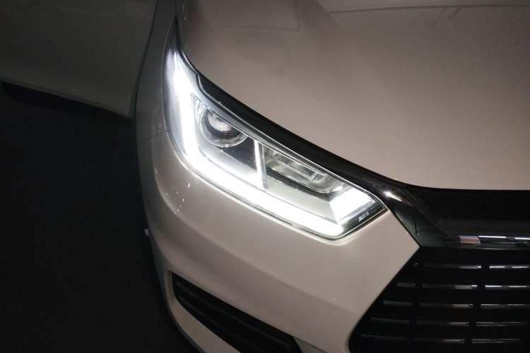 Used BYD Yuan New Energy 2018 EV360 Smart Connected Cool Model Right Front Headlight