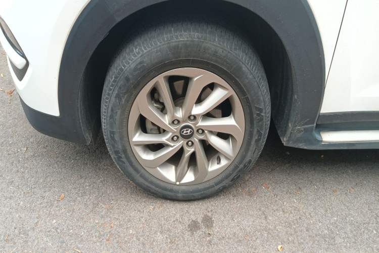 Used Hyundai Tucson 2015 1.6T Dual-Clutch Two-Wheel-Drive Smart Model Left Front Wheel Hub