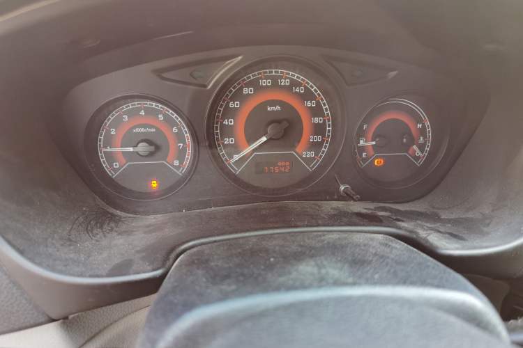 Used Soueast V3 Lingyue 2011 Revised Version 1.5L Manual – Style Edition
