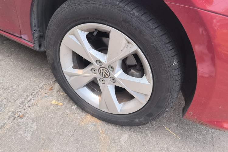 Used Volkswagen Bora 2013 1.6L Automatic Comfort Model Right Front Wheel Hub