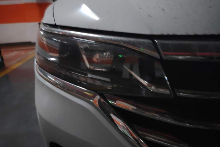 Used Volkswagen Viloran 2020 330TSI Luxury Edition Right Front Headlight