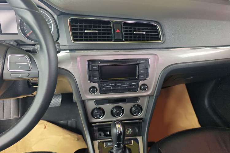 Used Volkswagen Lavida 2013 Revised Version 1.6L Automatic Luxury Edition Audio And AC Panel