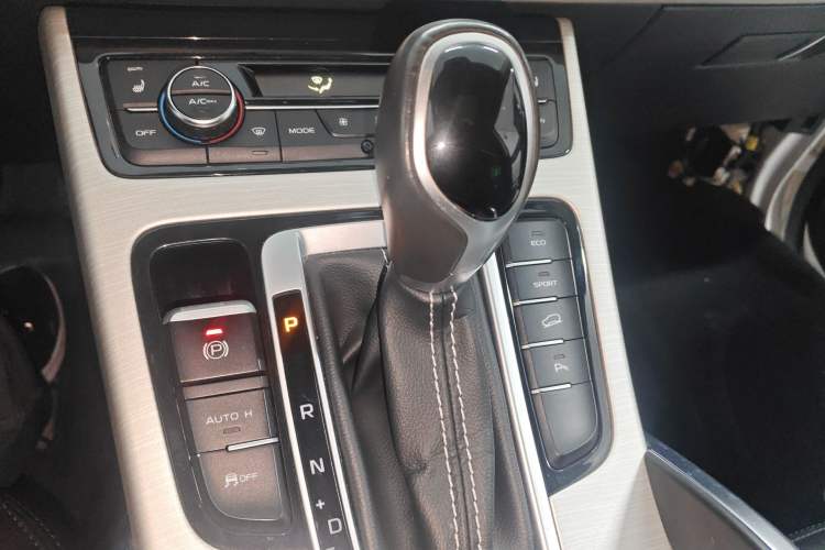 Used Geely Auto Emgrand X7 Sport 2018 1.8TD Automatic Two-Wheel Drive Smart Connect 4G Internet Edition Gear Lever