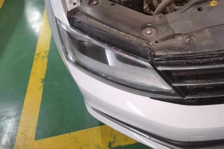 Used Volkswagen Sagitar 2017 230TSI Automatic Comfort Version Right Front Headlight