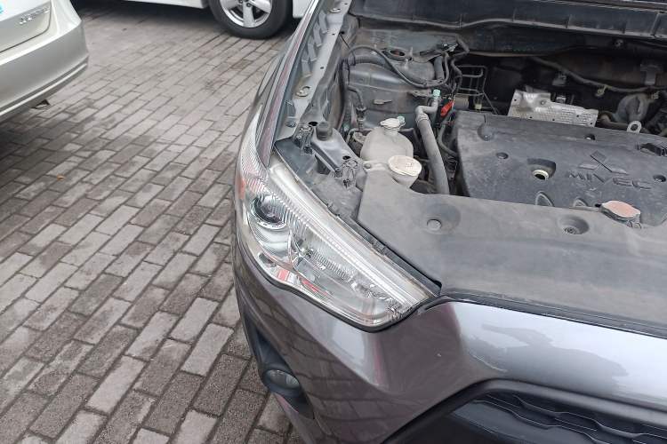 Used Mitsubishi ASX 2013 2.0L CVT Two-Wheel Drive Elite Edition Right Front Headlight