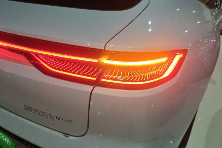 Used Geely Galaxy 8 2025 130km EM-i Flagship Edition Right Rear Taillight