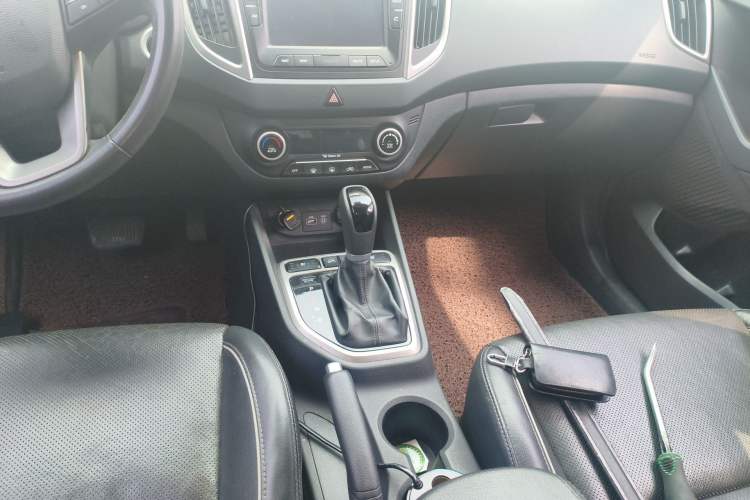 Used Hyundai ix25 2015 2.0L Automatic 4x4 Deluxe DLX Gear Lever