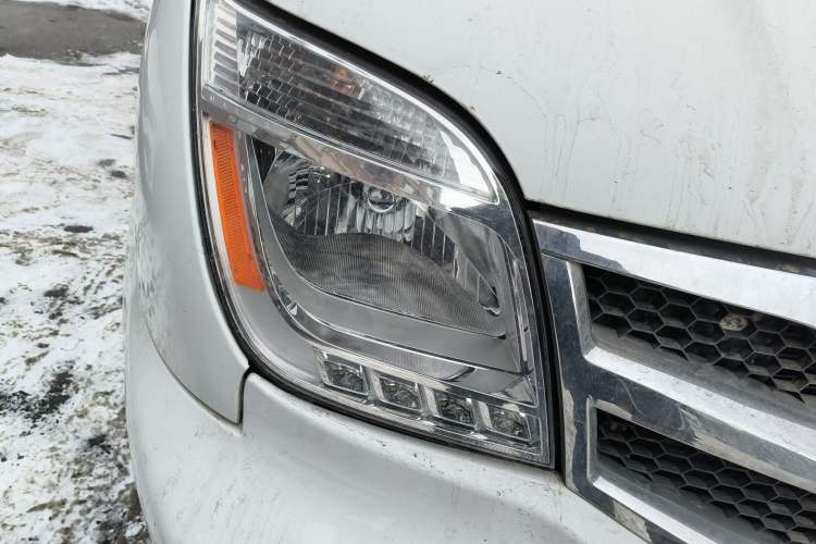 Used SAIC MAXUS Xintu V80 2016 2.5T Manual Aoyuntong National IV Short Wheelbase Mid-Roof 6-Seater