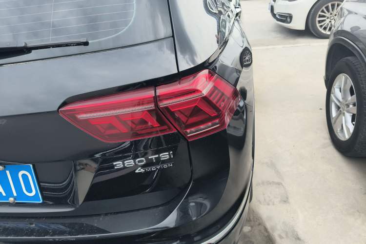 Used Volkswagen Tiguan L 2023 380TSI Automatic All-Wheel Drive R-Line Flagship 7-Seater Right Rear Taillight