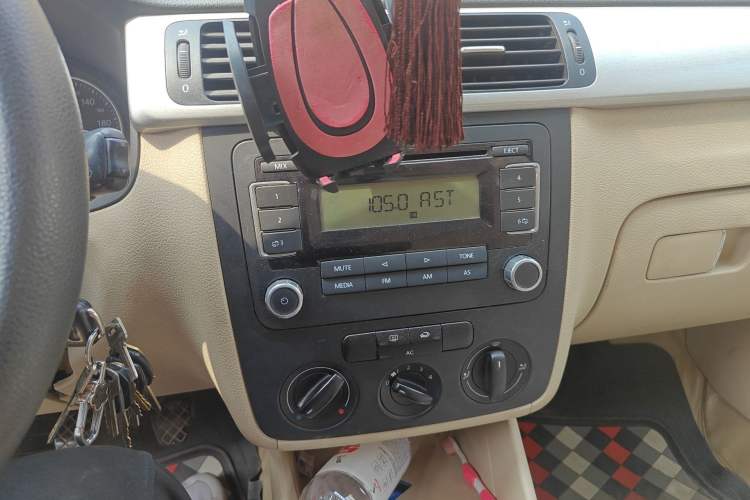 Used Volkswagen Bora 2011 1.6L Manual Fashion Edition Audio And AC Panel