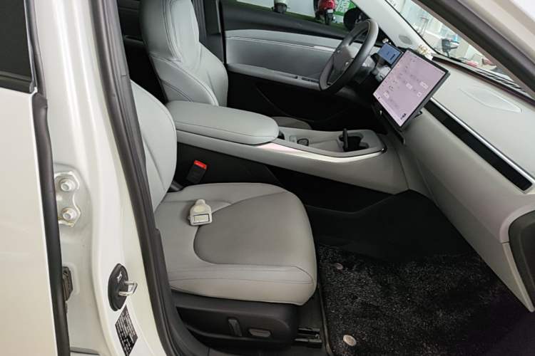 Used XPeng MONA M03 2024 620 with Ultra-Long Range Right Front Seat