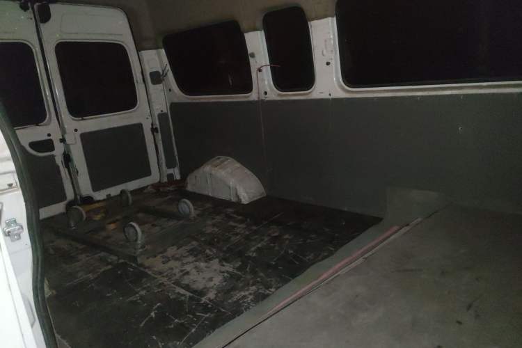 Used SAIC MAXUS Xintu V80 2019 2.5T Classic Model 6-Speed Manual Aotong Long Wheelbase Mid-Height 7-Seater
