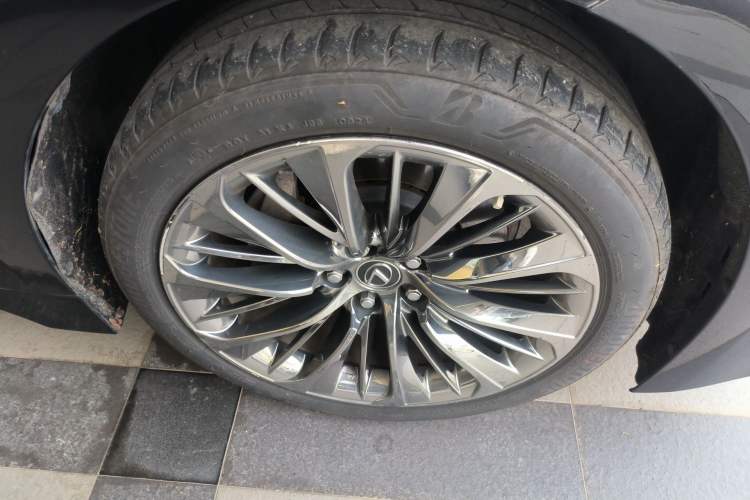 Used Lexus LS 2018 500h Executive Edition China VI Right Front Wheel Hub