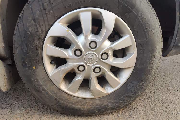 Used SAIC MAXUS Xintu V80 2019 2.5T Classic Model 6-Speed Manual Commercial Van with Short Wheelbase and Low Roof 9-Seater